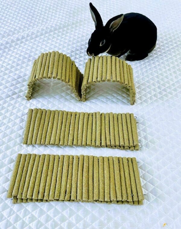 Bendable Timothy Hay Bridge for rabbits, hamsters, chinchilla, guinea pig & small rodents