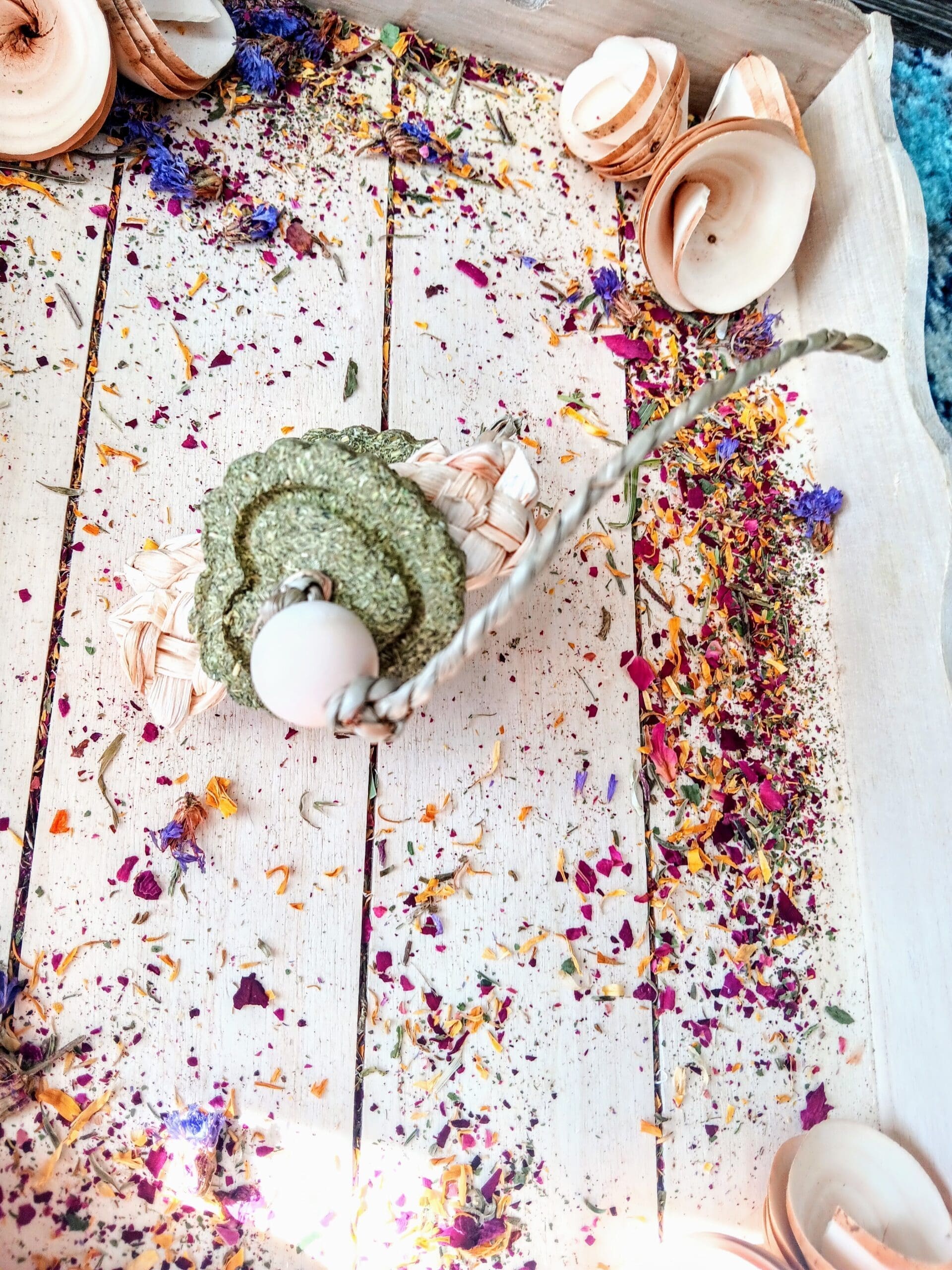 v Timothy-Hay-Heart-Cake-with-Corn-Leaf-and-Beads-Tosser-Treat-for-Rabbit-Guinea-Pig-Hamster-and-Chinchilla